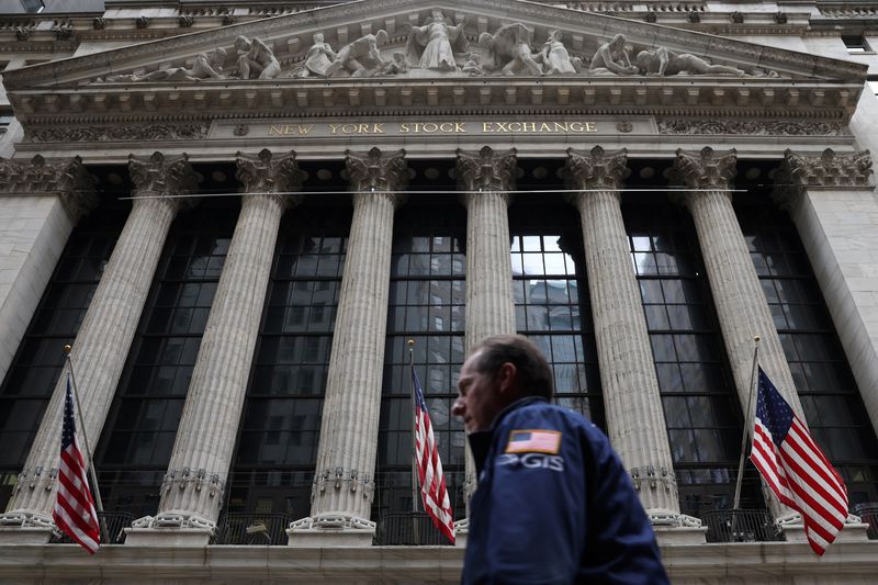 © Reuters. FILE PHOTO: A trader walks by the New York Stock Exchange (NYSE) in Manhattan, New York City, U.S., May 19, 2022. REUTERS/Andrew Kelly