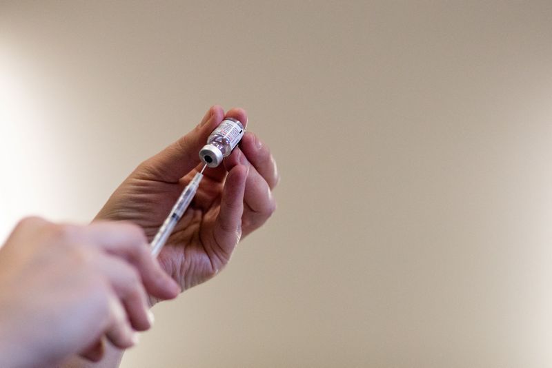 &copy; Reuters. FILE PHOTO: A nurse fills up syringes with the coronavirus disease (COVID-19) vaccines for residents who are over 50 years old and immunocompromised and are eligible to receive their second booster shots in Waterford, Michigan, U.S., April 8, 2022.  REUTE