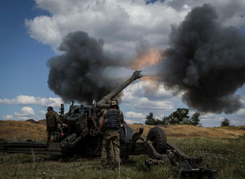 © Reuters. Ukrainian service members fire a shell from a towed howitzer FH-70 at a front line, as Russia's attack on Ukraine continues, in Donbas Region, Ukraine July 18, 2022. REUTERS/Gleb Garanich