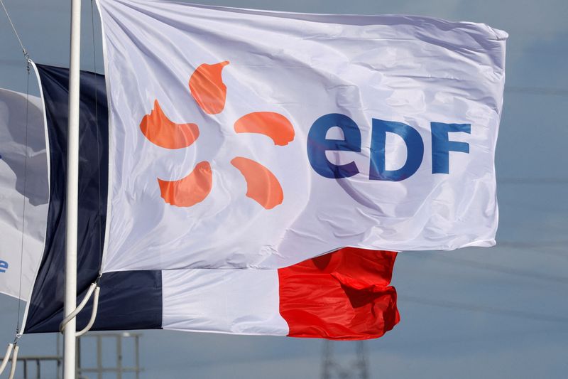 © Reuters. FILE PHOTO: A flag with the company logo of Electricite de France (EDF) and a French flag fly next to the EDF power plant in Bouchain, near Valenciennes, France, September 29, 2021. REUTERS/Pascal Rossignol