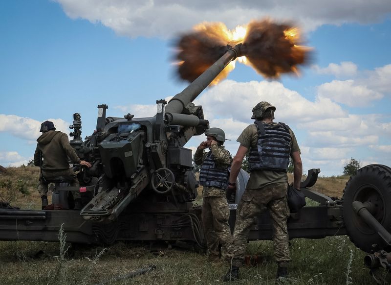 &copy; Reuters. Ukrainian service members fire a shell from a towed howitzer FH-70 at a front line, as Russia's attack on Ukraine continues, in Donbas Region, Ukraine July 18, 2022. REUTERS/Gleb Garanich