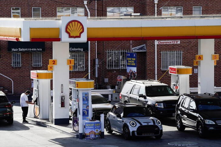 &copy; Reuters. 　７月１８日、米ホワイトハウスのバーンスタイン経済顧問は、ガソリン平均価格がこの先数週間内に国内の一部地域で１ガロン＝４ドルを割り込む水準まで低下するとの見方を示した。写