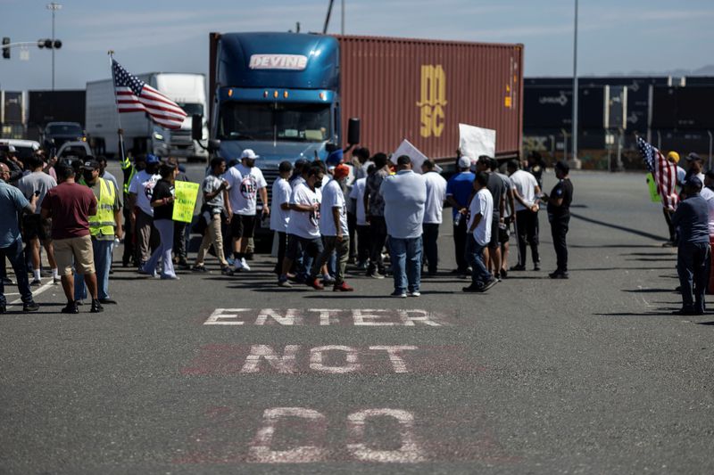 &copy; Reuters. Independent truck drivers gather to delay the entry of trucks at a container terminal at the Port of Oakland, during a protest against California's law known as AB5, in Oakland, California, July 18, 2022. REUTERS/Carlos Barria