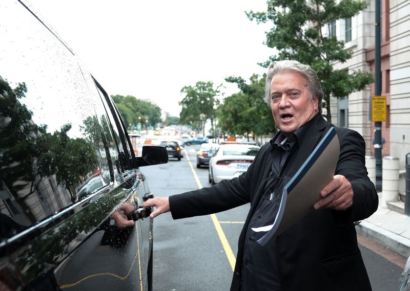 © Reuters. Former Trump White House chief strategist Steve Bannon departs after the opening day of his trial on contempt of Congress charges stemming from his refusal to cooperate with the U.S. House Select Committee investigating the Jan. 6, 2021, attack on the Capitol, at U.S. District Court in Washington, U.S., July 18, 2022. REUTERS/Michael A. McCoy