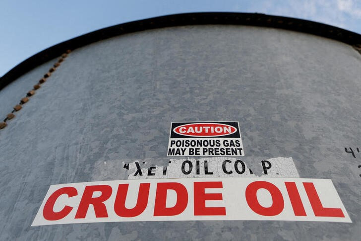 &copy; Reuters. 原油先物は軟調、前日の大幅高受け一服商状。写真は、米テキサス州の原油貯蔵タンク。２０１９年１１月２２日に撮影。（２０２２年　ロイター／Angus Mordant）