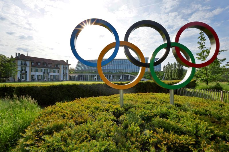 &copy; Reuters. الحلقات الأولمبية أمام مقر اللجنة الأولمبية الدولية في لوزان بسويسرا يوم 17 مايو أيار 2022. تصوير: دينيس باليبوس - رويترز