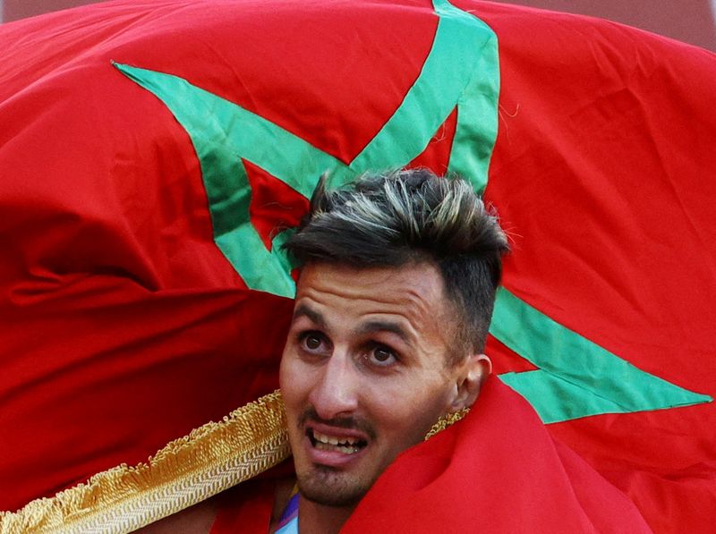 &copy; Reuters. المغربي سفيان البقالي يحتفل بفوزه بذهبية سباق ثلاثة آلاف متر موانع ببطولة العالم لألعاب القوى في يوجين بولاية أوريجون مساء الاثنين. تصوير: 