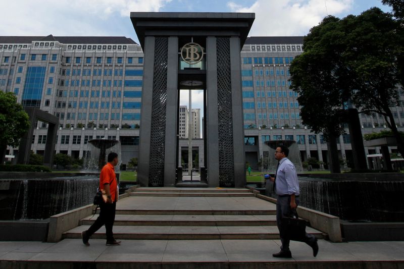 © Reuters. FILE PHOTO: People walks near the fountain of Indonesia's central bank, Bank Indonesia, in Jakarta, Indonesia January 19, 2017. REUTERS/Fatima El-Kareem