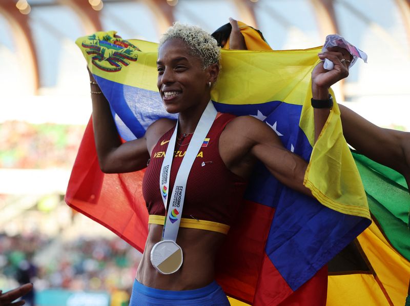 &copy; Reuters. الفنزويلية يوليمار روخاس تحتفل بتعزيز مكانتها كملكة الوثب الثلاثي بعد فوزها بذهبية بطولة العالم لألعاب القوى للمرة الثالثة على التوالي مس