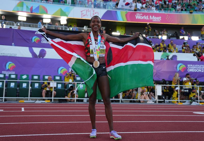 &copy; Reuters. الكينية فيث كيبيجون تحتفل بفوزها في سباق 1500 متر وتحقيق لقبها الثاني في السباق ببطولة العالم لألعاب القوى مساء الاثنين. تصوير: ألكساندرا تسم