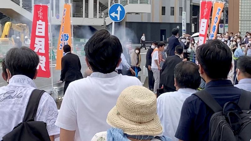 © Reuters. FILE PHOTO: A general view shows the first moment when a gunfire is shot while former Japanese prime minister Shinzo Abe speaks during an election campaign in Nara, Japan July 8, 2022 in this still image obtained from a social media video. Takenobu Nakajima/via REUTERS  