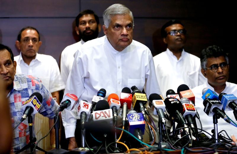 © Reuters. Sri Lanka's ousted Prime Minister Ranil Wickremesinghe arrives at a news conference in Colombo, Sri Lanka October 27, 2018. REUTERS/Dinuka Liyanawatte/Files