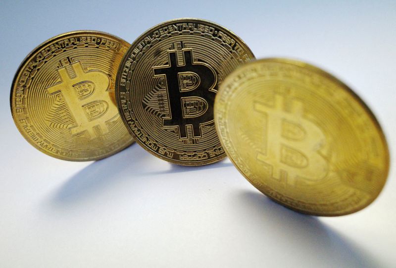 &copy; Reuters. FILE PHOTO: A representation of the virtual cryptocurrency Bitcoin is seen in this picture illustration taken October 19, 2021. REUTERS/Edgar Su