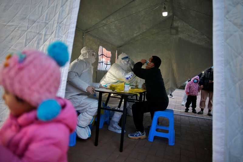 &copy; Reuters. 　７月１９日、中国北部の港湾都市、天津市は、新型コロナウイルスのクラスター（感染者集団）発生を受け、一部地域で屋内娯楽施設や幼稚園などの閉鎖を命じた。天津市での新型コロナ