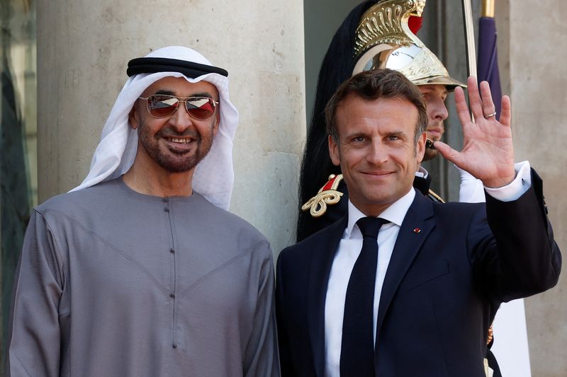 &copy; Reuters. 　７月１９日、フランスとアラブ首長国連邦（ＵＡＥ）の政府は１８日、エネルギー部門での協力に関する戦略協定に調印した。仏政府が明らかにした。写真左はＵＡＥのムハンマド・ビン