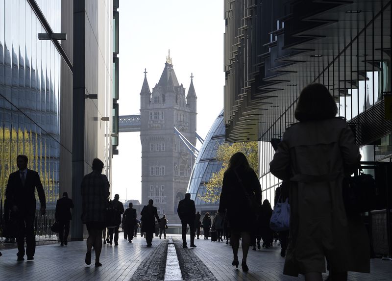 &copy; Reuters. FILE PHOTO: City workers head to work during the morning rush hour in Southwark in central London April 16, 2014.  REUTERS/Toby Melville