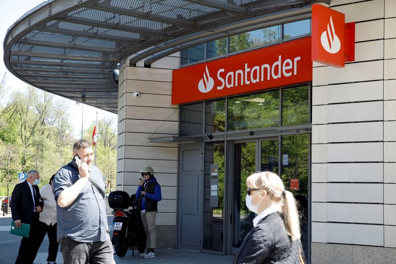 &copy; Reuters. FOTO DE ARCHIVO. Gente pasa frente a una sucursal de la unidad polaca del Banco Santander español (Santander Bank Polska), en Varsovia, Polonia