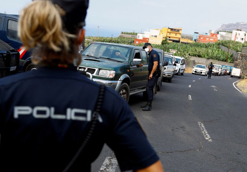 &copy; Reuters. FOTO DE ARCHIVO. Una policía hace guardia en la isla canaria de La Palma, en La Laguna, España. 21 de septiembre de 2021. REUTERS/Borja Suárez
