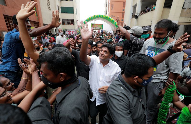 &copy; Reuters. زعيم المعارضة في سريلانكا ساجيث بريماداسا يلوح لأنصاره في كولومبو بصورة من أرشيف رويترز.