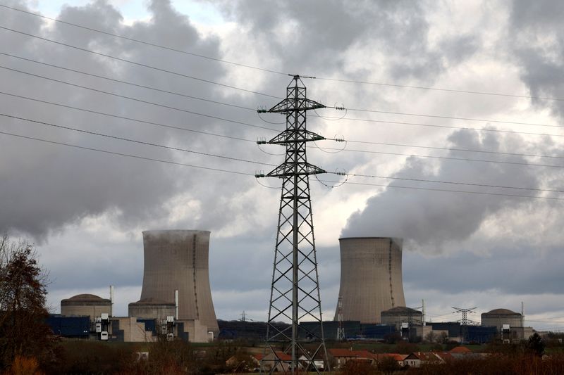 © Reuters. FILE PHOTO: A general view shows the cooling towers and the reactors of the Electricite de France (EDF) nuclear power plant in Cattenom, France, February 14, 2022. REUTERS/Pascal Rossignol/File Photo