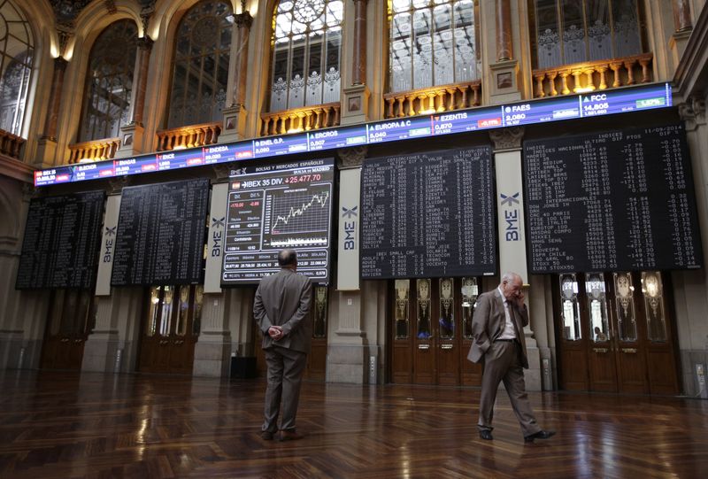 &copy; Reuters. FOTO DE ARCHIVO: Paneles electrónicos con datos de cotización en el interior de la Bolsa de Madrid