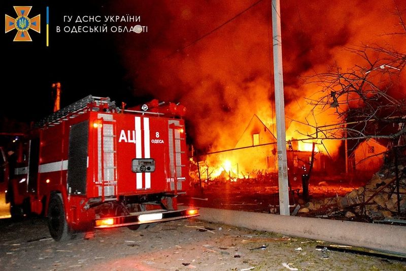 © Reuters. A general view shows a fire engine at a scene of a burning building after a shelling, as Russia's invasion of Ukraine continues in a location given as Odesa, Ukraine in this picture obtained from social media released on July 19, 2022. State Emergency Service of Ukraine (DSNS)/Handout via REUTERS  