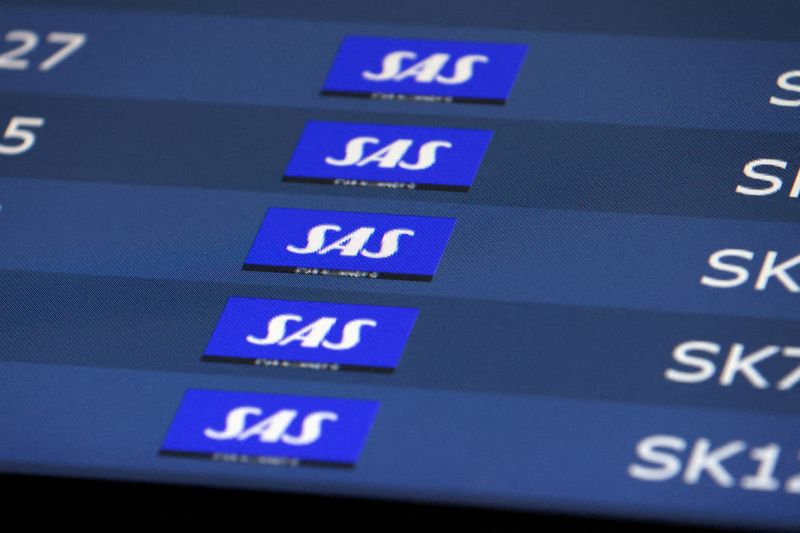 &copy; Reuters. FILE PHOTO: SAS flights listed at Copenhagen airport, July 3, 2022. REUTERS/Andrew Kelly