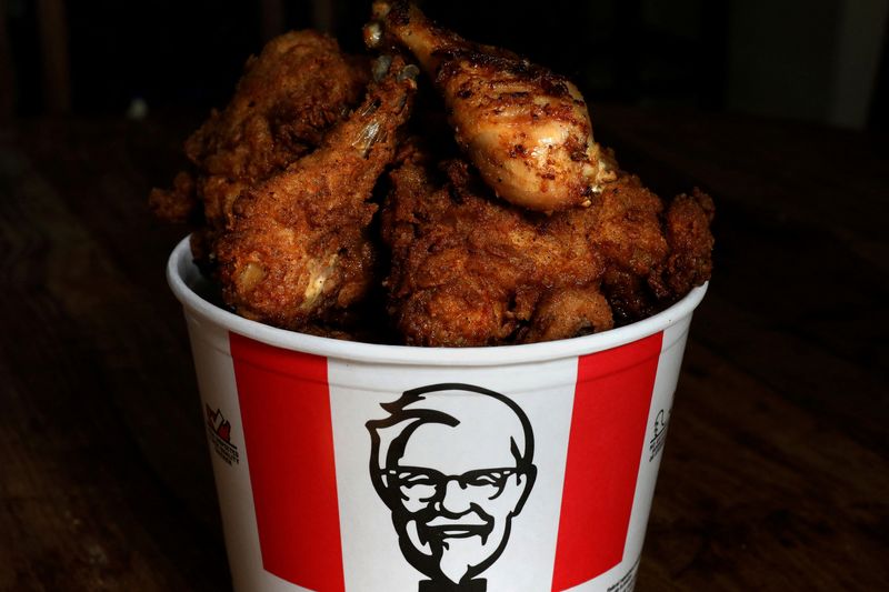 © Reuters. FILE PHOTO: A Kentucky Fried Chicken (KFC) bucket of mixed fried and grilled chicken is seen in this picture illustration taken April 6, 2017.   REUTERS/Carlo Allegri/File Photo