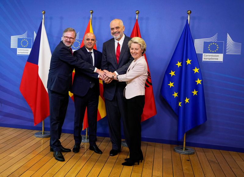 &copy; Reuters. Petr Fiala, le premier ministre tchèque, Dimitar Kovacevski, le premier ministre de la Macédoine du Nord, Edi Rama, le premier ministre albanais, Ursula von der Leyen, la présidente de la Commission Européenne. L'Albanie et la Macédoine du Nord ont e