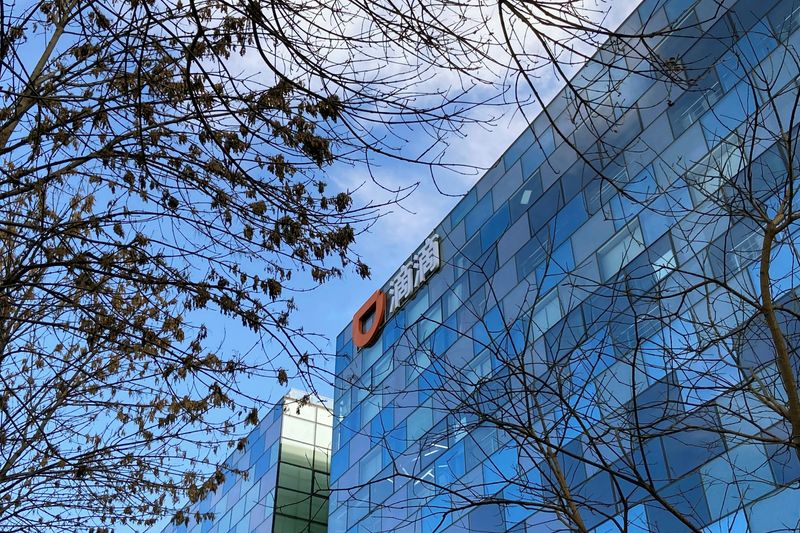 &copy; Reuters. The Didi logo is seen on the facade of the company headquarters in Beijing, China November 9, 2021. Picture taken November 9, 2021. REUTERS/Yilei Sun