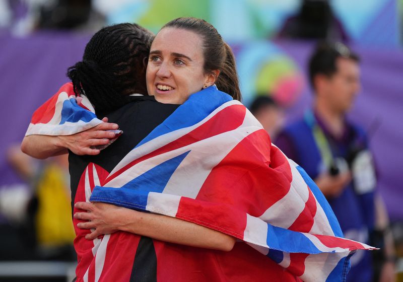 © Reuters. البريطانية لورا ميور تحتفل مع الكينية فيث كيبيجون الميدالية الذهبية في سباق 1500 متر في أوريجون يوم الثلاثاء. تصوير: ألكسندرا شميجيل - رويترز