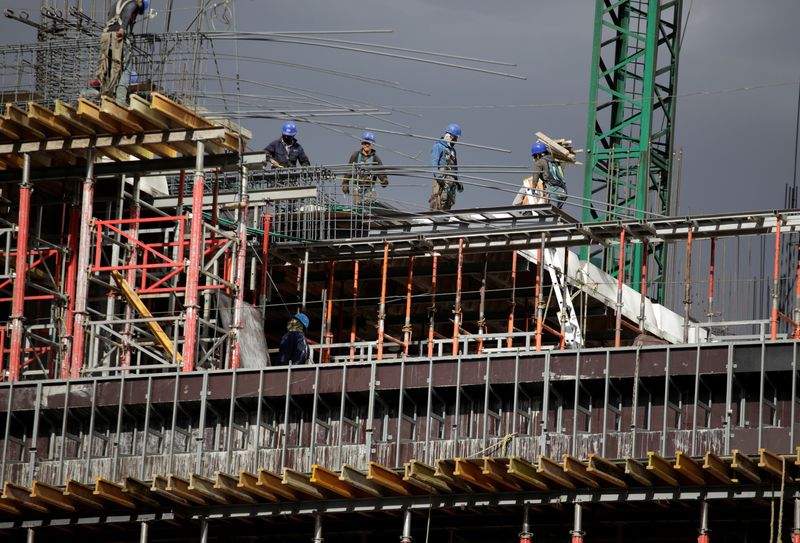 &copy; Reuters. Imagen de archivo de trabajadores en un edificio en construcción en la Ciudad de México