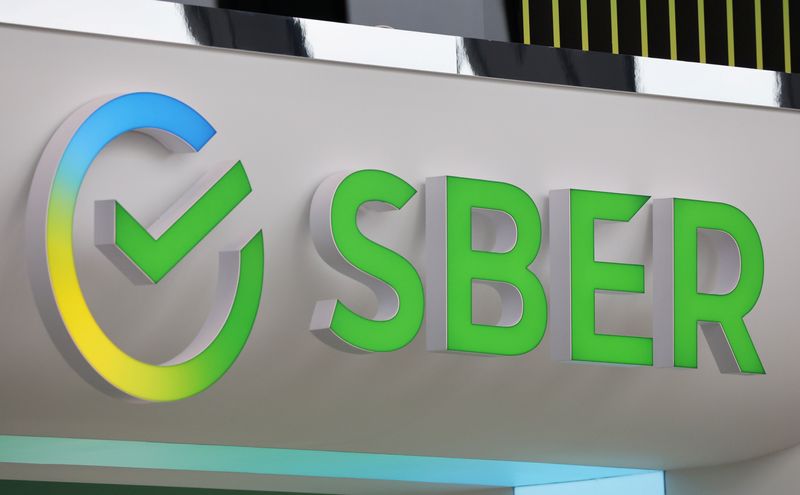 &copy; Reuters. FOTO DI FILE: Una veduta del logo di Sber (Sberbank) al Forum economico internazionale di San Pietroburgo (SPIEF) a San Pietroburgo, Russia, 15 giugno 2022. REUTERS/Anton Vaganov