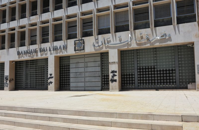 &copy; Reuters. مقر مصرف لبنان المركزي في بيروت يوم الثلاثاء. تصوير محمد عزاقير - رويترز.