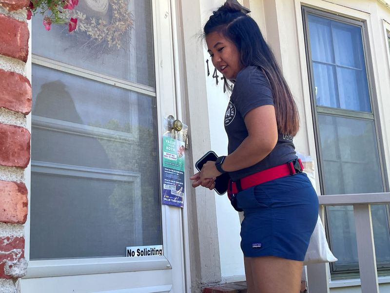 © Reuters. Gabby Lara, with Students for Life, canvasses a suburb of Kansas City, urging residents to vote 