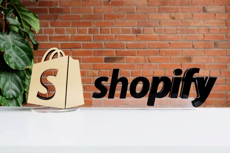 &copy; Reuters. FILE PHOTO: The Shopify logo is seen in this handout image acquired by Reuters on June 22, 2022. Shopify/Handout via REUTERS    