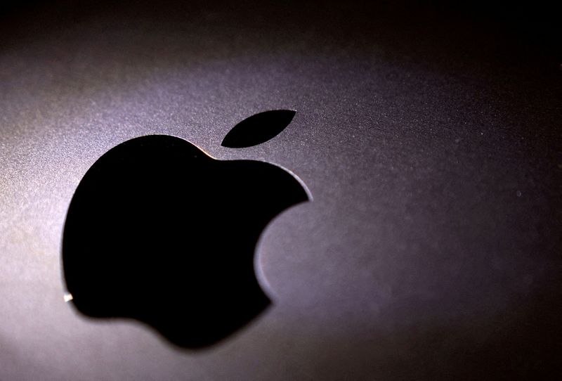 &copy; Reuters. FILE PHOTO: Apple logo is seen in this illustration taken March 1, 2022. REUTERS/Dado Ruvic/Illustration
