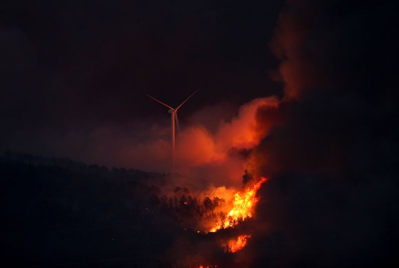 © Reuters. Ráfagas de fuego avanzan mientras España experimenta su segunda ola de calor en el año en Tabara, Zamora, 18 de julio del 2022, España  2022.  REUTERS/Isabel Infantes