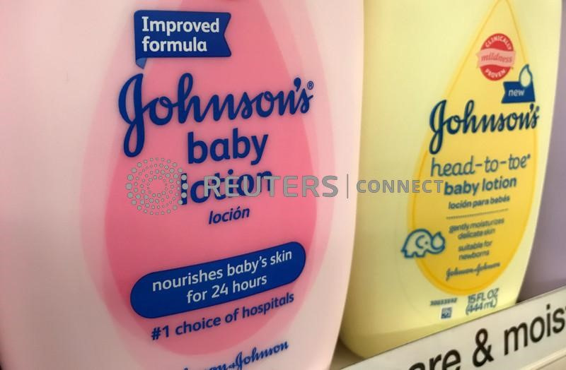 &copy; Reuters. I prodotti Johnson & Johnson sono in vendita a Solana Beach, California, USA, 17 luglio 2017..   REUTERS/Mike Blake