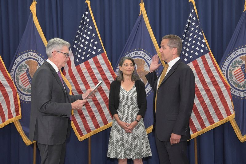 © Reuters. Michael Barr is sworn as Federal Reserve Vice Chair for Supervision by U.S. Federal Reserve Chairman Jerome Powell in the press briefing room of the William McChesney Martin Federal Reserve Board Building in Washington, U.S. July 19, 2022.  U.S. Federal Reserve Board/Handout via REUTERS