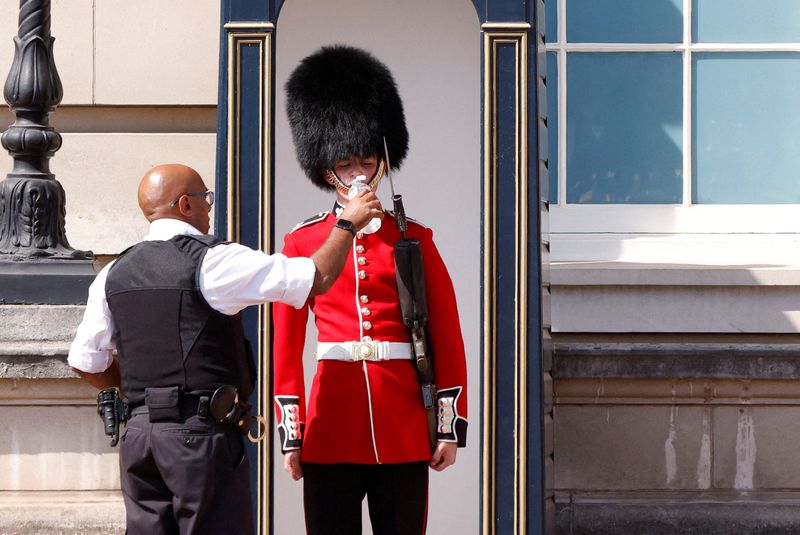 &copy; Reuters. Membro da Guarda da Rainha recebe água do lado de fora do Palácio de Buckingham
18/07/2022
REUTERS/John Sibley