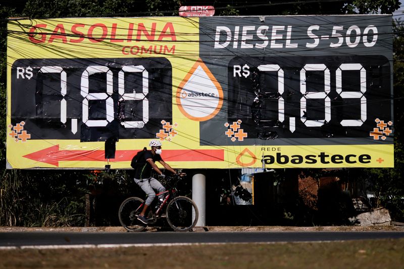 © Reuters. Placa com preços de combustíveis em Brasília
18/06/2022
REUTERS/Ueslei Marcelino
