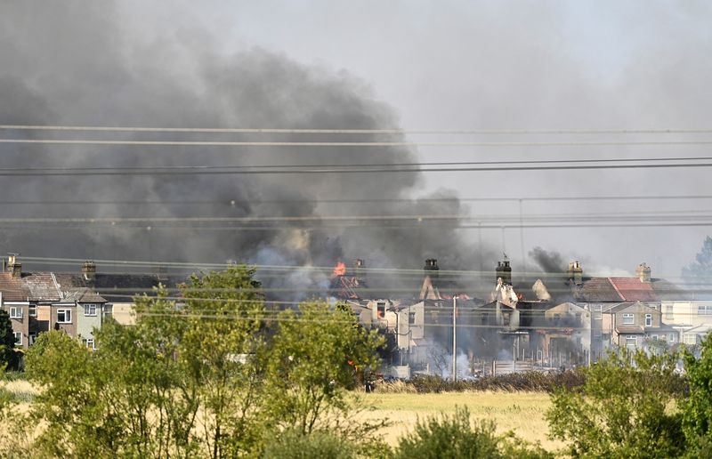 © Reuters. A fire burns during a heatwave, in Rainham, east London, Britain, July 19, 2022. REUTERS/Tony O'Brien