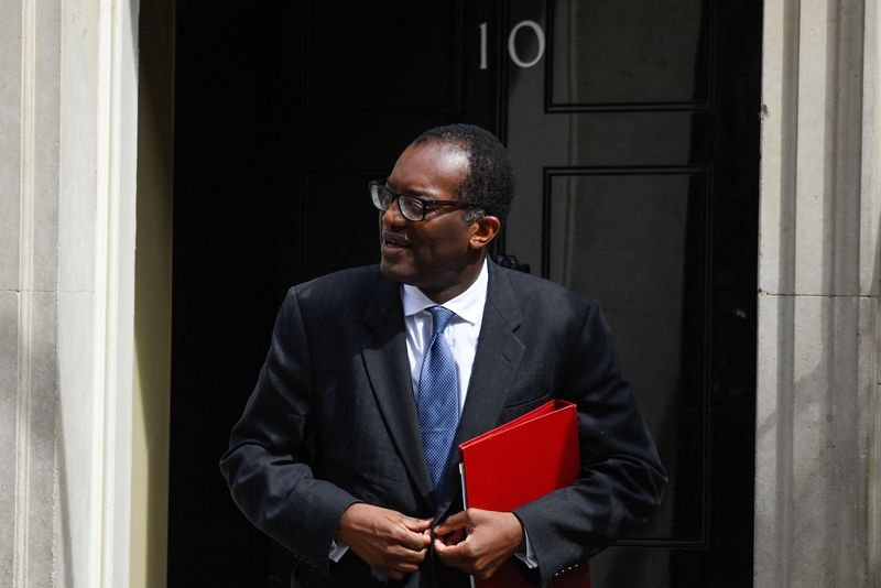 &copy; Reuters. FOTO DE ARCHIVO: El secretario de Estado británico de Negocios, Energía y Estrategia Industrial, Kwasi Kwarteng, sale de Downing Street en Londres
