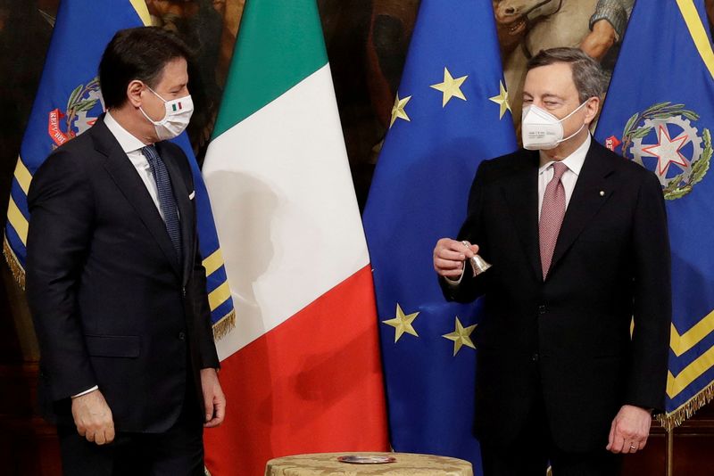 &copy; Reuters. イタリア連立政権に参加する右派２政党は、コンテ前首相（左）が率いる左派政党「五つ星運動」との連立維持に否定的な考えを示した。ドラギ首相（右）の連立政権は存続の危機にある。