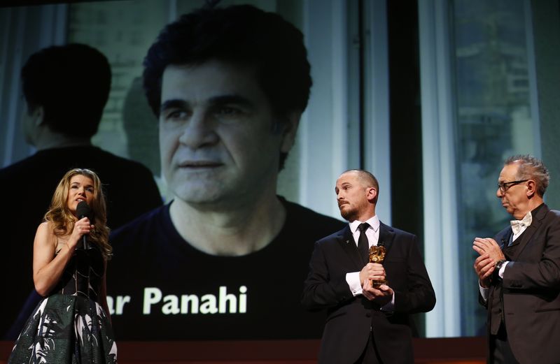 &copy; Reuters. Presidente do júri, Darren Aronofsky, segura o Urso de Ouro de melhor filme por "Taxi", de Jafar Panahi, durante Festival de Berlim
14/02/2015
REUTERS/Hannibal Hanschke