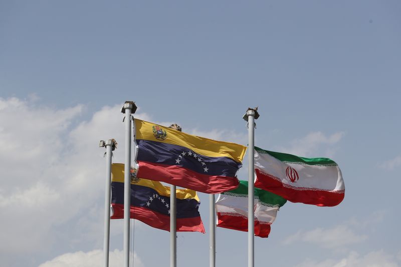 &copy; Reuters. As bandeiras do Irã e da Venezuela são vistas quando o presidente venezuelano, Nicolás Maduro, chega ao aeroporto de Mehrabad, em Teerã, Irã, em 10 de junho de 2022. Majid Asgaripour/WANA (Agência de Notícias da Ásia Ocidental) via REUTERS