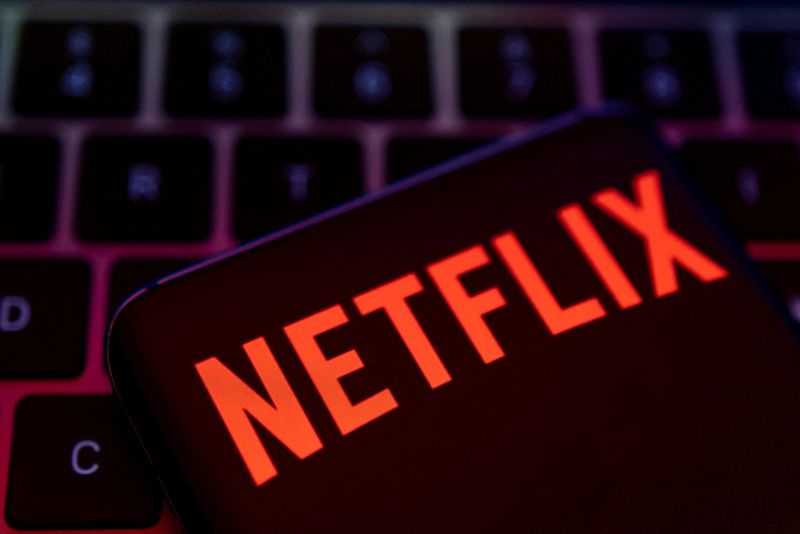 © Reuters. FILE PHOTO: Smartphone with Netflix logo is placed on a keyboard in this illustration taken April 19, 2022. REUTERS/Dado Ruvic/File Photo 