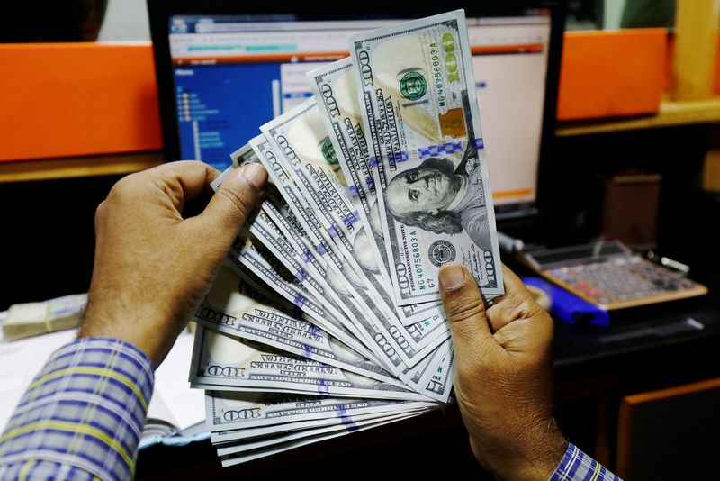 © Reuters. Cambista mostra notas de dólar em Karachi, Paquistão
03/12/2018
REUTERS/Akhtar Soomro