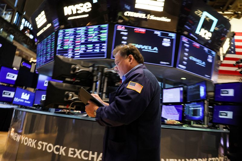 &copy; Reuters. Operadores trabalham no salão da Bolsa de Valores de Nova York
19/07/2022
REUTERS/Brendan McDermid